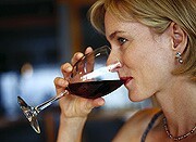 Having a drink each day might help lower a middle-aged person's odds for heart failure