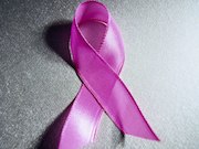 Physicians who report a social network member with a poor breast cancer prognosis are more likely to recommend routine breast cancer screening for younger and older age groups