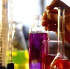 Hormone May Be Key to Sugar, Diet Sweetener Response Artificial sweeteners don't contain the calories or energy that evolution has trained the brain to expect from sweet-tasting foods